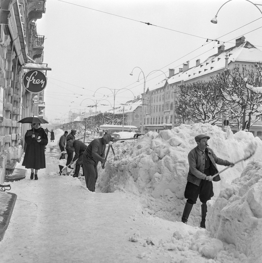 --- ARCHIVE -- BEDINGT DURCH DEN GLOBALEN KLIMAWANDEL WIRD SEIT DEN 80ER JAHREN IN DER SCHWEIZ DEUTLICH WENIGER SCHNEEFALL VERZEICHNET. WIR BLICKEN ZURUECK AUF VERGANGENE SCHNEEREICHE WINTERTAGE --- W ...