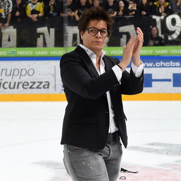 Vicky Mantegazza, Praesidentin des HC Lugano, bedankt sich bei den Fans nach dem fuenften Eishockey Playoff-Finalspiel der National League A zwischen dem HC Lugano und dem SC Bern am Dienstag, 12. Apr ...