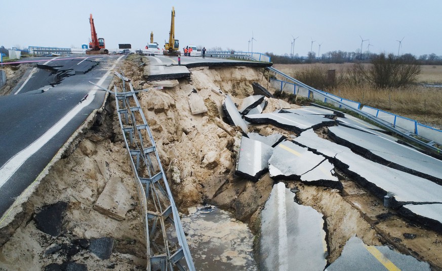 19.02.2018, Mecklenburg-Vorpommern, Tribsees: Bagger stehen bereit zum Rueckbau des Strassendammes an dem zerstoerten Teilstueck der Autobahn 20 bei Tribsees (Landkreis Vorpommern-Ruegen). Seit Septem ...