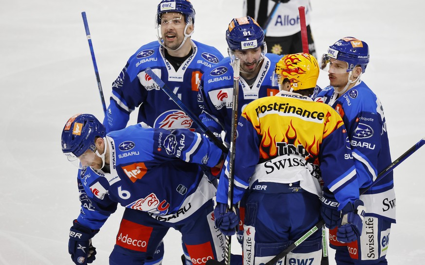 Zuerichs Yannick Weber, links, jubelt mit Team Kollegen nach seinem Tor zum 1:0, im Eishockeyspiel der National League zwischen den ZSC Lions und dem HC Fribourg Gotteron am Dienstag, 30. November 202 ...