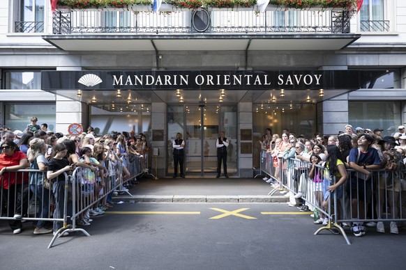 Fans, Swifties, warten geduldig auf Taylor Swift vor dem Eingang des Hotels Savoy, aufgenommen am Montag, 8. Juli in Zuerich. Am 9. und 10. Juli gastiert der Amerikanische Superstar Taylor Swift mit i ...