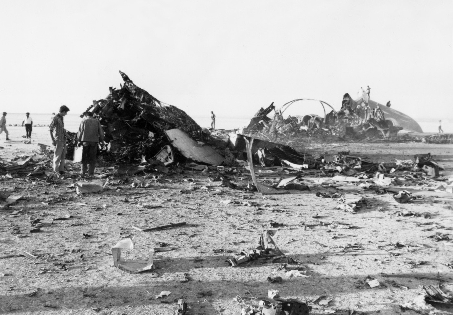 Die Truemmer der drei entfuehrten Passagiermaschinen von Swissair, TWA und BOAC liegen am 15. September 1970 auf dem Flugfeld &quot;Dawson&#039;s Field&quot; nahe Zarqa in Jordanien, nachdem die Flugz ...