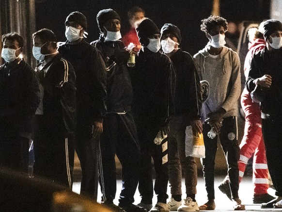 Migrants disembark from the Norway-flagged Geo Barents rescue ship after having been allowed by Italian authorities, in Catania&#039;s port, Sicily, southern Italy, Tuesday, Nov. 8, 2022. While the Ge ...