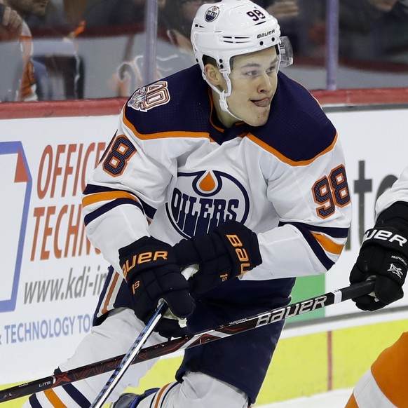 Edmonton Oilers&#039; Jesse Puljujarvi, left, tries to keep the puck away from Philadelphia Flyers&#039; Ivan Provorov during the first period of an NHL hockey game, Saturday, Feb. 2, 2019, in Philade ...