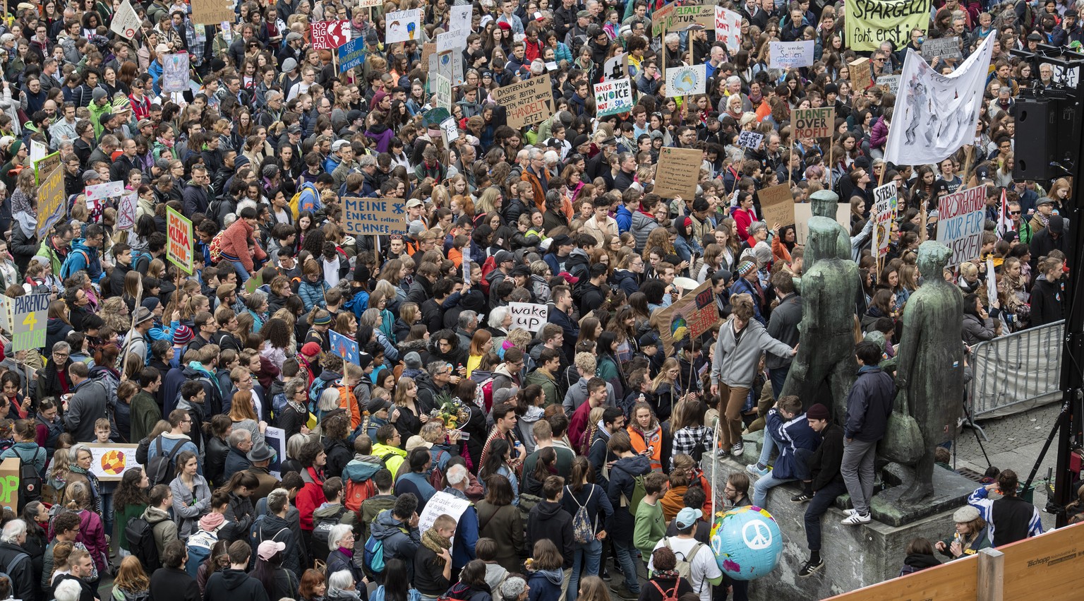 Das ganze Jahr hindurch demonstrierten in der Schweiz Hunderttausende Personen für mehr Klimaschutz. Doch auch die Klimaskeptiker haben zugenommen.