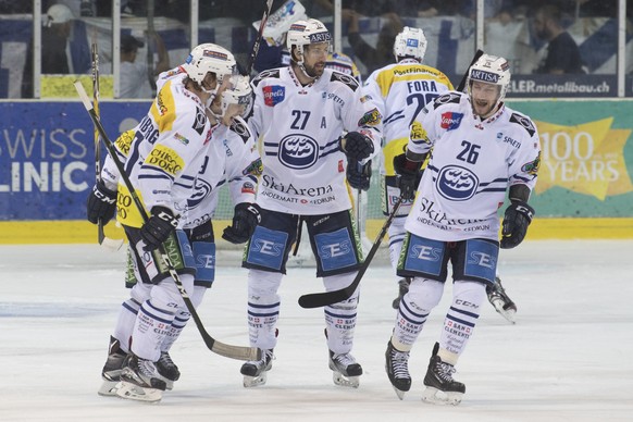 Ambris Franco Collenberg, Tommaso Goi, Mark Bastl, Goi Tommaso, von links, jubeln zum 0:1, im vierten Spiel der Ligaqualifikation, zwischen dem SC Langenthal und dem HC Ambri-Piotta, am Donnerstag, 13 ...