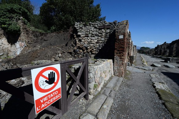 Zutritt verboten –&nbsp;eingestürzte Mauer an einer Ausgrabungsstätte in Pompeji.