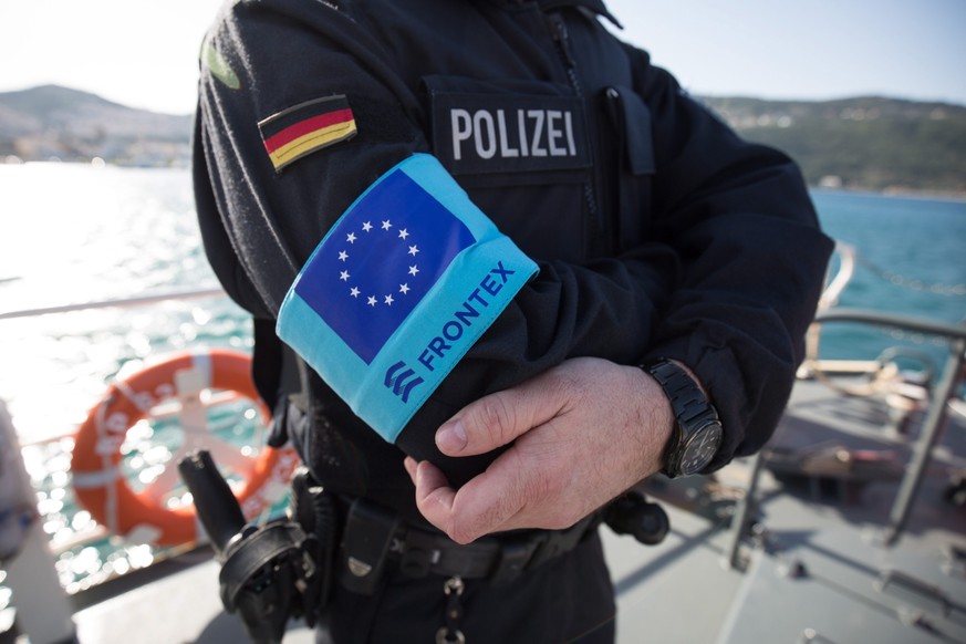 epa05188347 A member of the German federal police stands on the deck of the patrol ship BP 62 &#039;Uckermark&#039;  at the port of Vathy on Samos island, Greece, 01 March 2016. Ships of the German fe ...