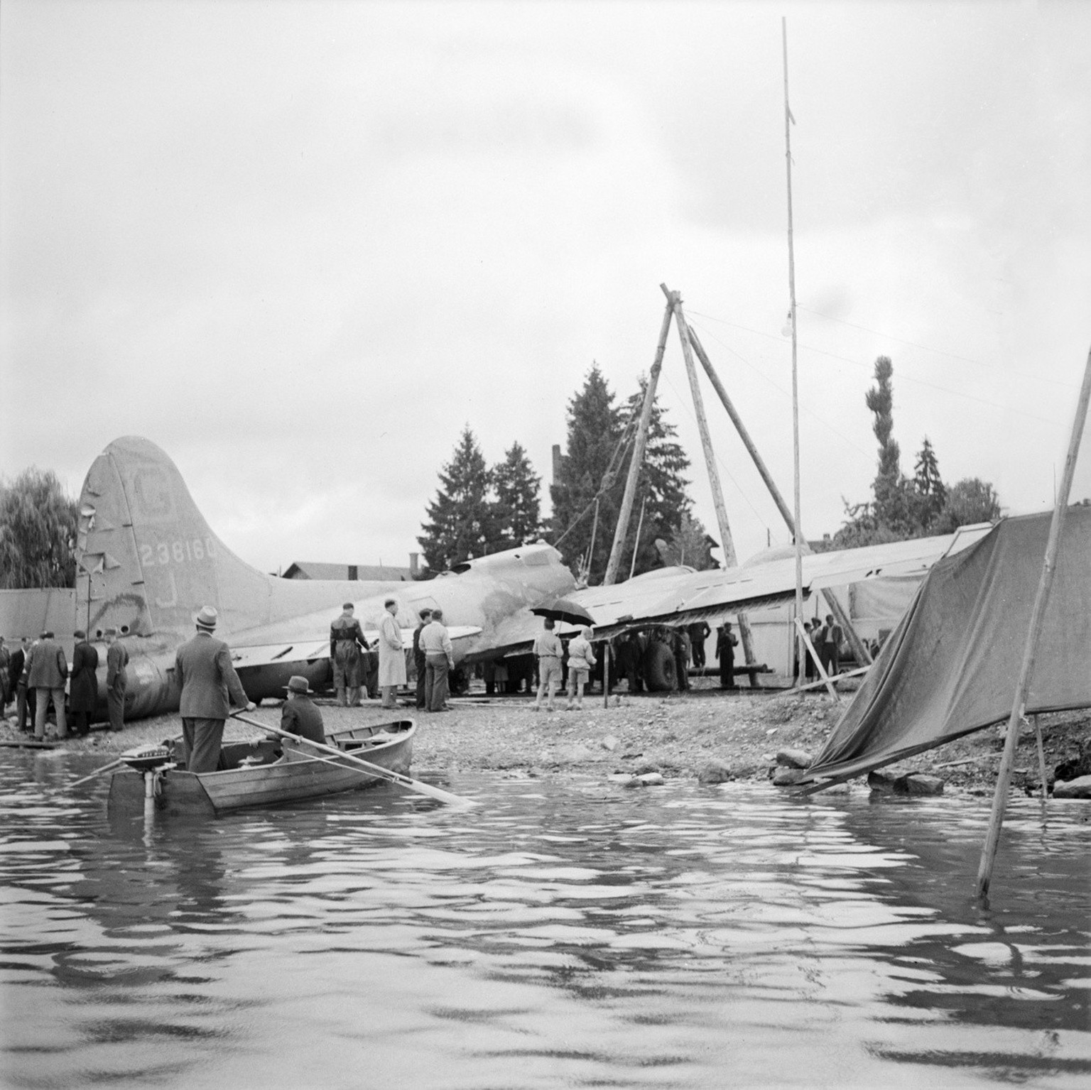 After weeks of salvage work, the US-American Liberator bomber, which had been forced to land in Lake Zug in March 1944, arrived on the shore and was a great attraction for young and old, recorded in A ...