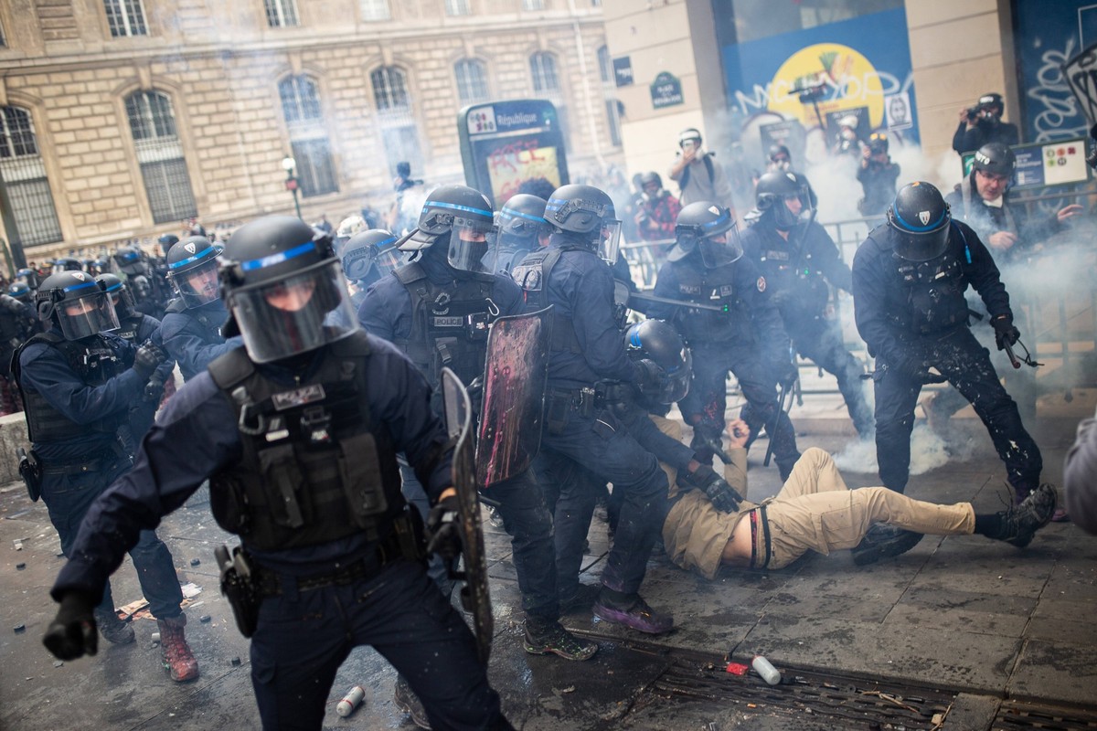 Police clash with protesters during demonstration in Paris PARIS, FRANCE - OCTOBER 17: Police clash with protesters during a demonstration amid a nationwide mobilisation over rising living costs, fuel ...