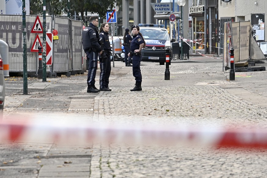 ABD0040_20201103 - WIEN - �STERREICH: Polizeibeamte stehen am Dienstag, 03. November 2020 am Tatort Schwedenplatz. Passanten und ein Polizist wurden bei der von mehreren T�tern bei einem Anschlag Mont ...