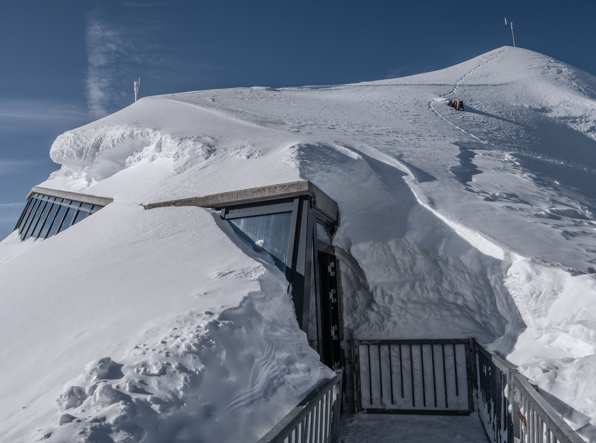 L'accès au Peak Walk est sous la neige.