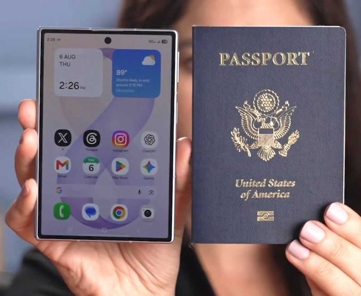 Samsungs Falt-Handy Fold 8 hat die Grösse eines Reisepasses.