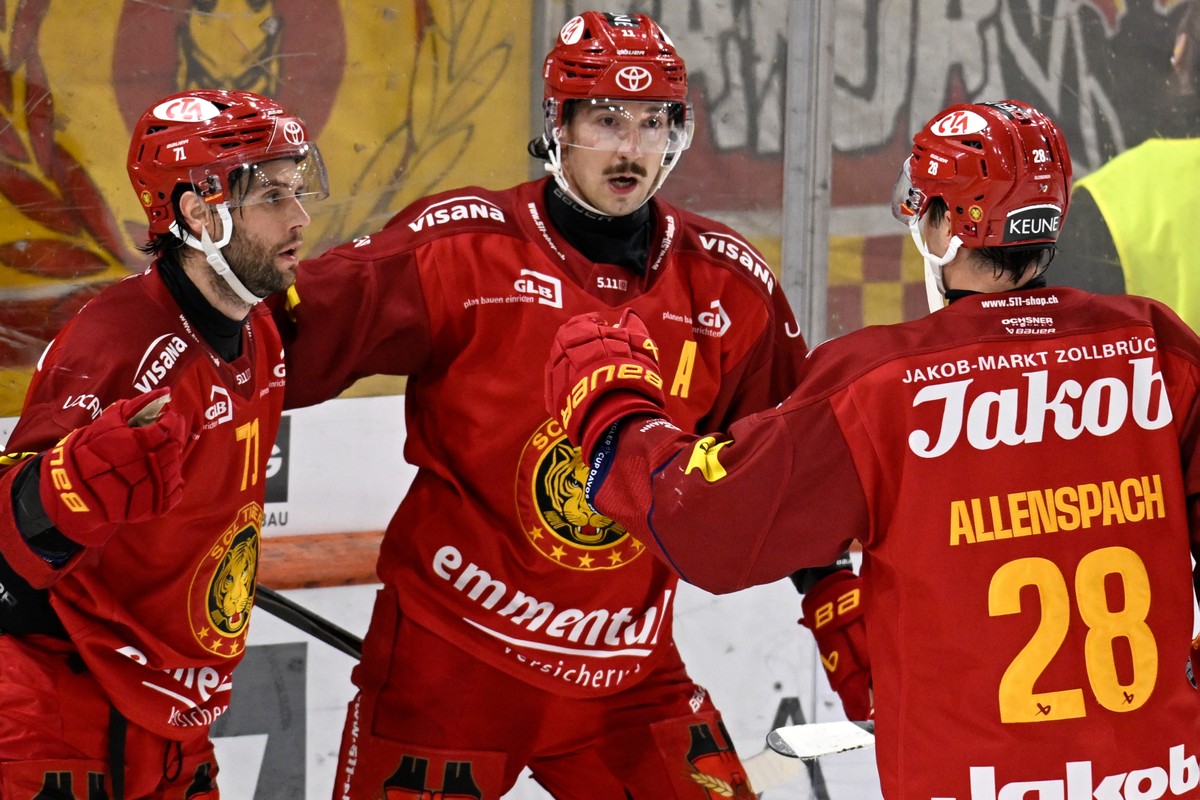 Tigers Julian Schmutz, Hannes Bjoerninen, Dario Allenspach, von links, jubeln beim 1:2 beim Eishockey-Qualifikationsspiel der National League, zwischen den SCL Tigers und dem SC Bern, am Samstag, 17.  ...