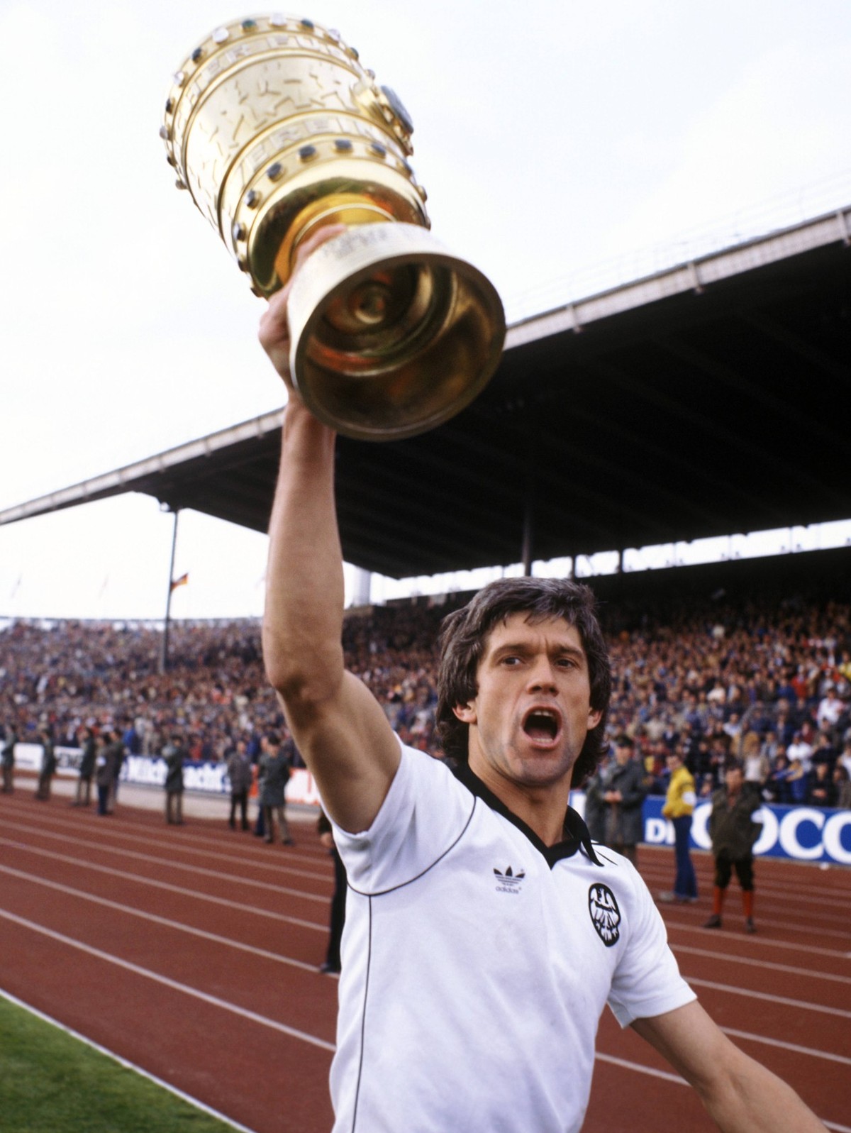 Bildnummer: 05328247 Datum: 02.05.1981 Copyright: imago/Kicker/Liedel
Werner Lorant (Frankfurt) bejubelt den DFB Pokalsieg 1980/1981 - DEUTSCHSPRACHIGE SPORTZEITSCHRIFTEN UND -ZEITUNGEN NUR NACH R