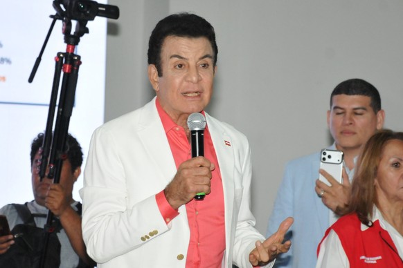 epa12561351 Honduran presidential candidate for the Liberal Party, Salvador Nasralla (C) speaks during a press conference on election day in Tegucigalpa, Honduras, 30 November 2025. Nasralla trails pr ...