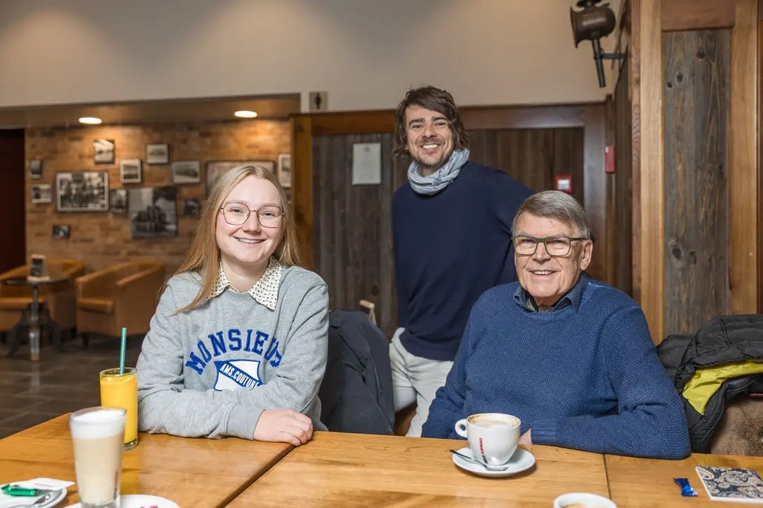Saskia, 20, mit ihrem Grossvater Louis, 83, und Raffael, dem Onkel und Journalisten, 41, im Gespräch im Bahnhofsbuffet Olten.