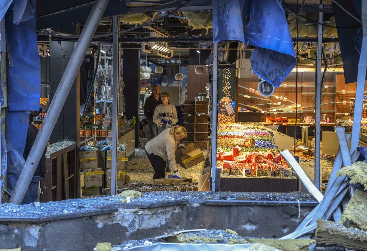 epa13315406 People inspect the site of a Russian missile strike on a shopping mall in Kyiv, Ukraine, 19 October 2026, amid the ongoing Russian invasion. At least one person was killed, and 10 others w ...