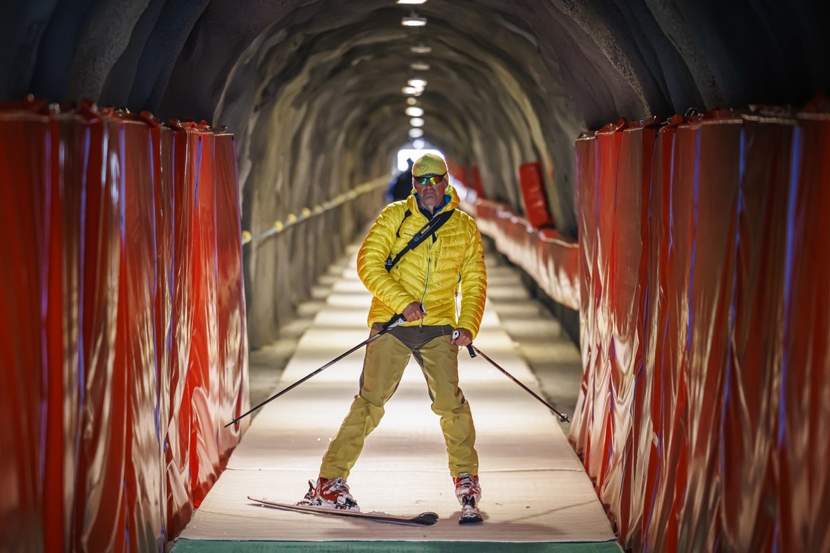 Un skieur traverse le tunnel avant la premiere descente lors de la journee d'inauguration et ouverture officielle de la piste de ski "Black Wall", faisant partie des trois pistes damees ...