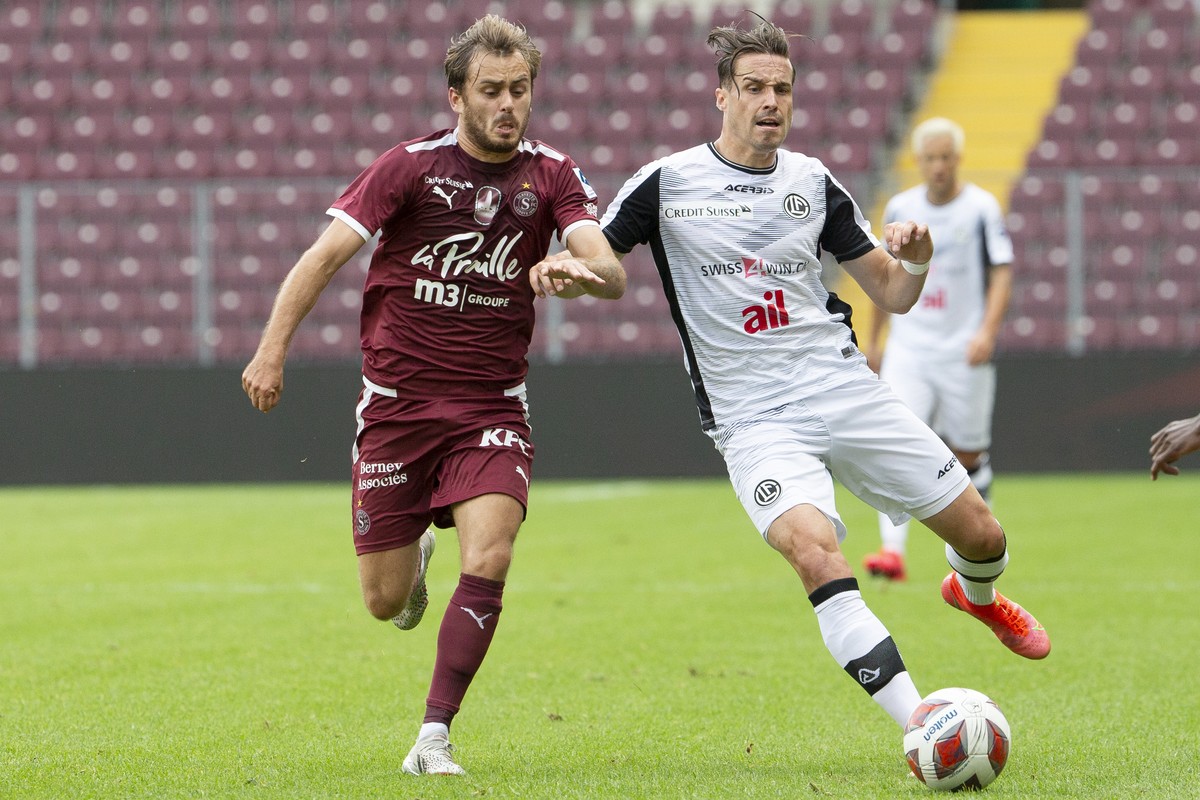 Servette's midfielder Timothe Cognat, left, fights for the ball with Lugano's defender Mickael Facchinetti, right, during the Super League soccer match of Swiss Championship between Servette ...