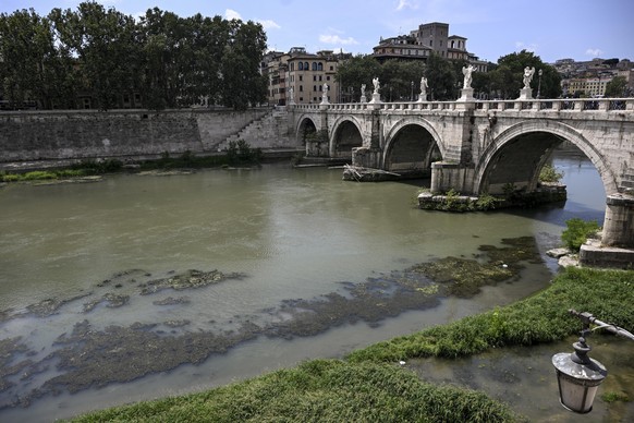 epa13127876 A view of the Tiber River running low near Castel Sant'Angelo due to heat and drought, in Rome, Italy, 23 July 2026. EPA/RICCARDO ANTIMIANI
