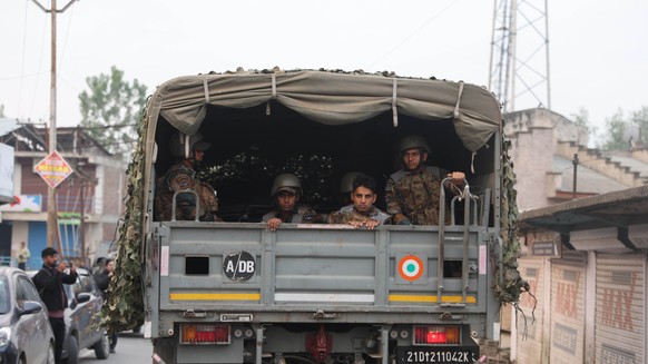 epa12079019 Indian Air Force personnel patrol a security checkpoint in the outskirts of Srinagar, Kashmir, India, 07 May 2025. On 07 May, the Indian Armed Forces launched &#039;Operation Sindoor&#039; ...