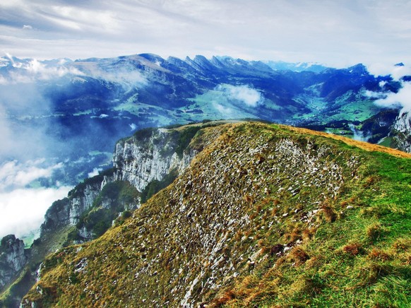 Das hier ist nicht die Aussicht vom Gulmen bei Amden, sondern von Gulmen bei Wildhaus, wie aufmerksame User angemerkt haben. Der Wildhauser Gulmen ist bei Nebel auch ein sicherer Wert.