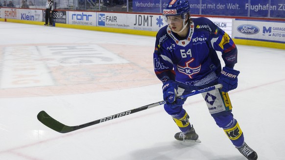 EHC Kloten Verteidiger David Reinbacher waehrend dem Eishockey-Meisterschaftsspiel der National League zwischen dem EHC Kloten und dem HC Fribourg-Gotteron am Dienstag, 1. November 2022, in Kloten. (K ...