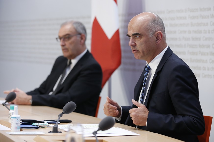 Bundesrat Alain Berset, rechts, spricht neben Bundespraesident Guy Parmelin, waehrend einer Medienkonferenz zur Abstimmung ueber das Covid-19-Gesetz, am Montag, 27. September 2021, in Bern. (KEYSTONE/ ...