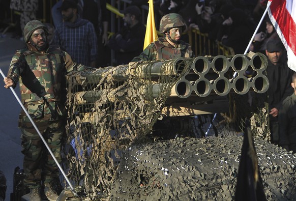 Von den USA als Terrorgruppe eingestuft, im Irak auf der Seite der Regierungstruppen gegen die Terrormiliz IS: Kämpfer der Hisbollah bei einer Parade.&nbsp;