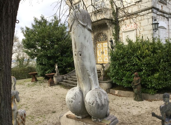 Eine zwei Meter hohe Phallus-Statue aufgenommen am Dienstag, 11. April 2017, neben einem Kreuzweg in Traunkirchen. Gut sichtbar fuer Teilnehmer an der Leidensprozession sorgt die Statue kurz vor Oster ...