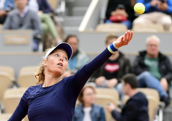 epa07610772 Laura Siegemund of Germany plays Belinda Bencic of Switzerland during their womenâs second round match during the French Open tennis tournament at Roland Garros in Paris, France, 29 May  ...