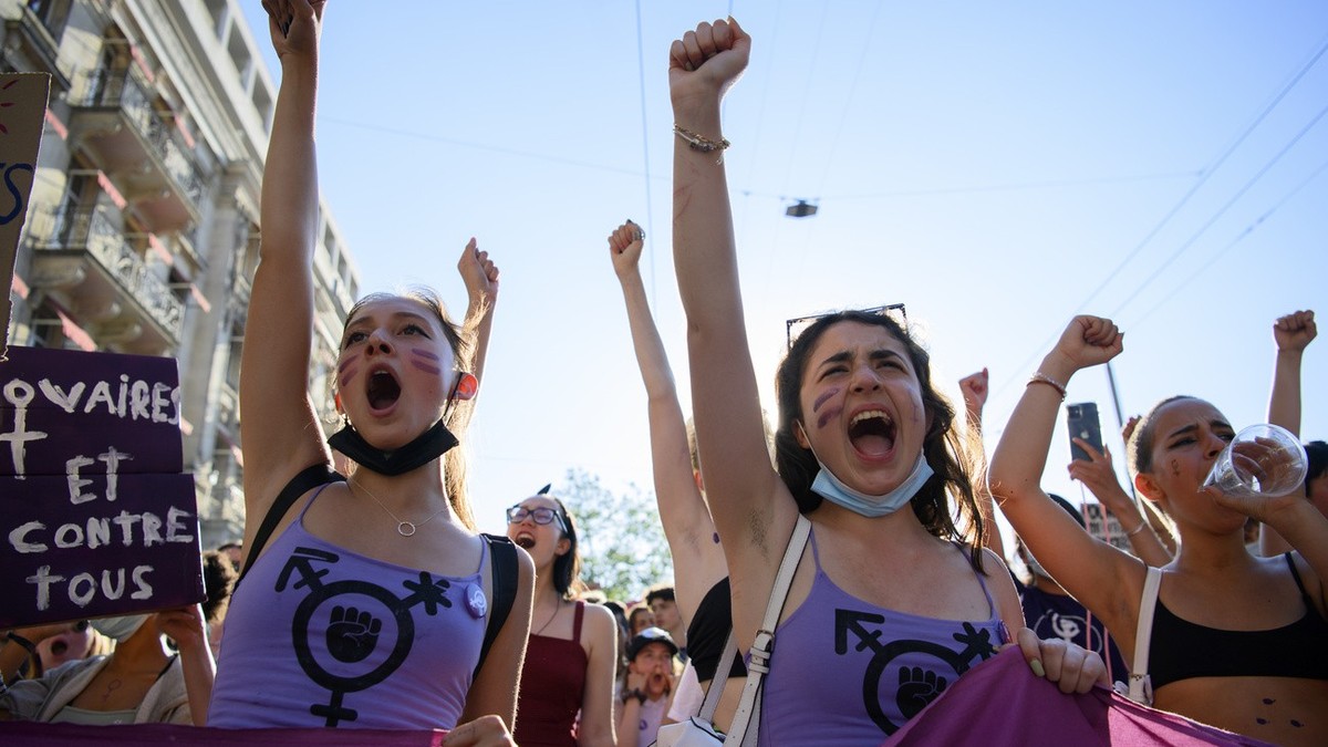 Des femmes manifestent lors d'une manifestation de la greve des femmes / greve feministe, 30 ans apres la premiere greve des femmes en Suisse, ce lundi 14 juin 2021 a Lausanne. (KEYSTONE/Laurent  ...