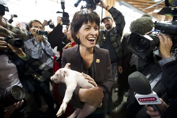 ARCHIVBILD --- ZUM RUECKTRITT VON BUNDESRAETIN DORIS LEUTHARD STELLEN WIR IHNEN FOLGENDES BILDMATERIAL ZUR VERFUEGUNG - Bundespraesidentin Doris Leuthard haelt das Schweinchen an der offiziellen Eroef ...