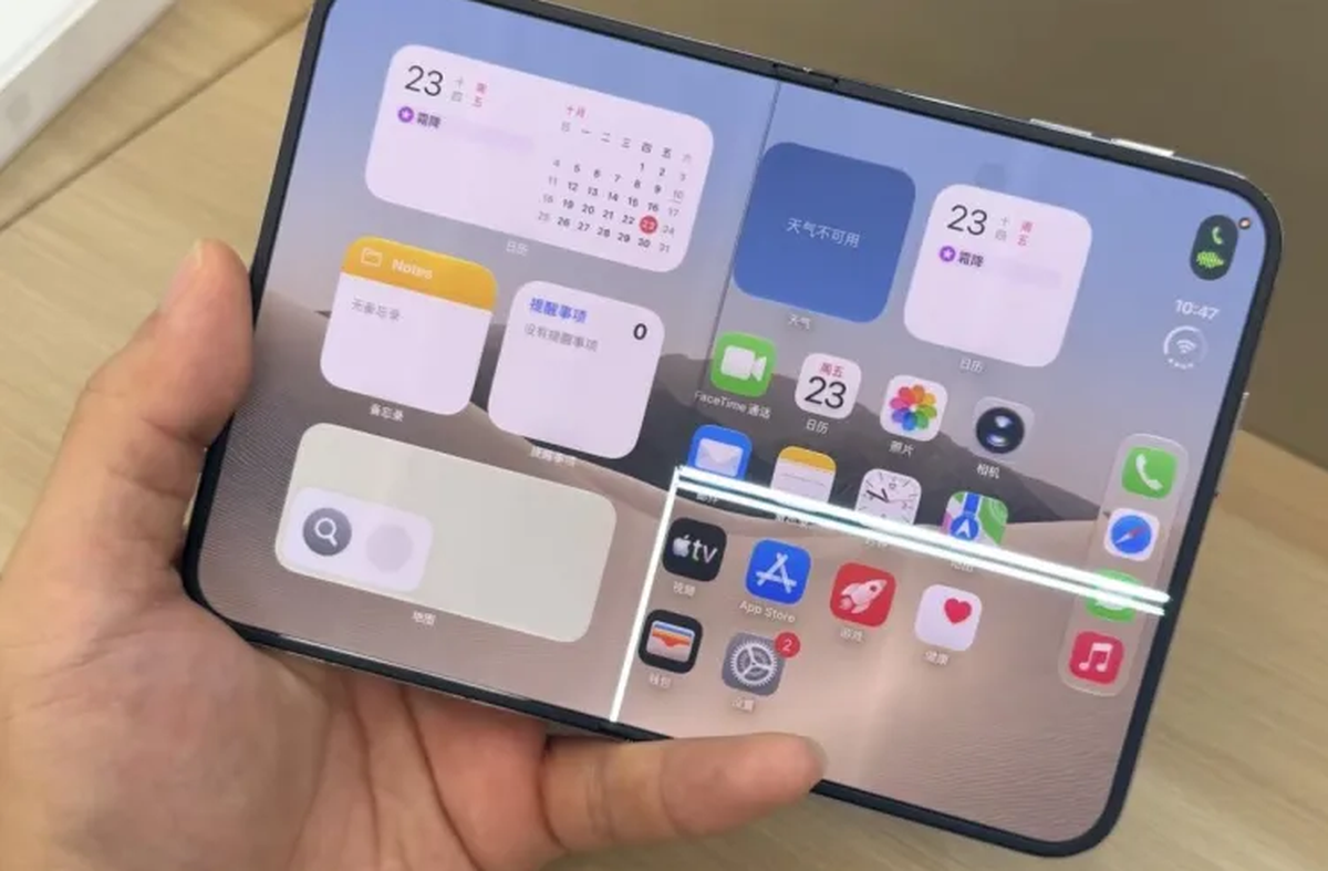 iPhone Duo: Pixelfehler am Scharnier und auf dem Innendisplay.