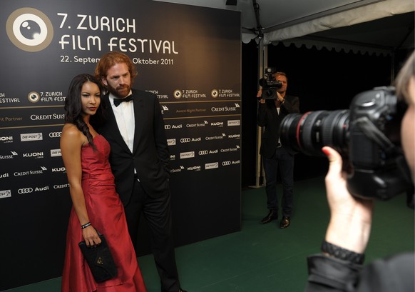 Patrick Liotard-Vogt und Begleitung stolzieren ueber den gruenen Teppich und werden dabei von Fotografen und Kamerateams belagert, interviewt und fotografiert, an der Award Night des Zurich Film Festi ...