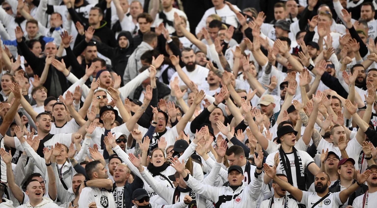 epa09914955 Fans of Eintracht Frankfurt cheer for their team during the UEFA Europa League semi final, first leg soccer match between West Ham United and Eintracht Frankfurt in London, Britain, 28 Apr ...