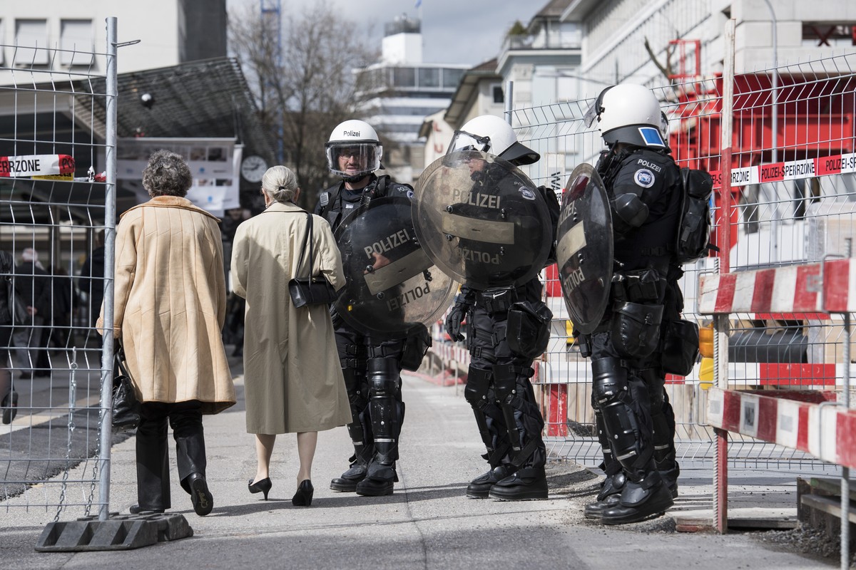 Polizisten sichern den Bereich um das Kongresshaus, anlaesslich der 100 Jahre Jubilaeumsfeier der SVP Zuerich, am Sonntag, 19. Maerz 2017, in Zuerich. Waehrend sich die SVP-Mitglieder drinnen zur Feie ...
