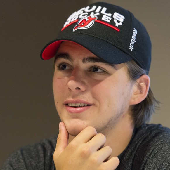 Nico Hischier, player of the New Jersey Devils Chicago, talks during a press conference in the PostFinance Arena on Thursday, July 6, 2017 in Bern. (KEYSTONE/Thomas Delley)

Nico Hischier, Spieler d ...