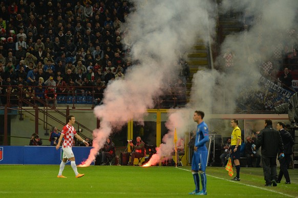 Kroatische Fans werfen in Mailand Fackeln auf das Spielfeld.&nbsp;