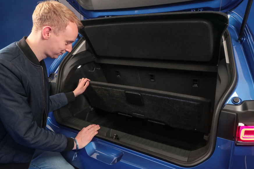 Tief: Unter dem (ab der mittleren Ausstattung verstellbaren) Ladeboden ist Platz für zwei Kisten Wasser, wenn kein Subwoofer des Soundsystems eingebaut ist.