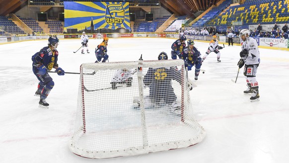 Blick ins leere Stadion beim Eishockey-Qualifikationsspiel der National League zwischen dem HC Davos und dem HC Lugano, am Sonntag, 27. Dezember 2020, im Eisstadion in Davos. (KEYSTONE/Gian Ehrenzelle ...