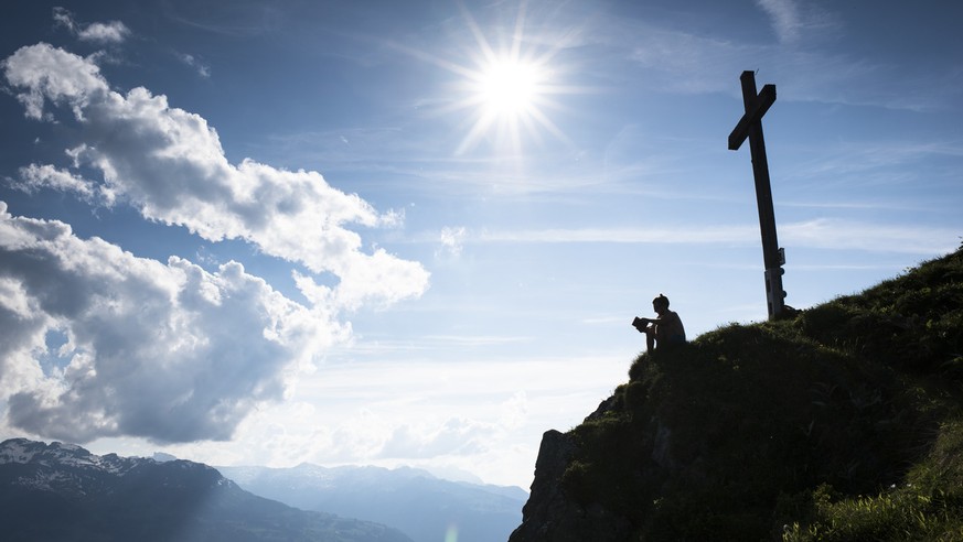 Ein Berggaenger geniesst die warme Abendsonne und die angenehmen Temperaturen am Dienstag, 2. Juni 2015, auf dem Gonzen (1830 Meter ueber Meer) bei Sargans. (KEYSTONE/Gian Ehrenzeller) .A hiker enjoys ...