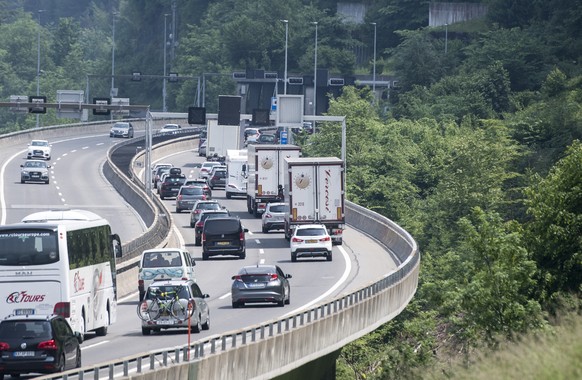 Der Gotthard Stau vor dem Seelisberg Tunnel Nordportal am Samstag, 19. Mai 2018. Der Reiseverkehr staut sich vor dem Gotthard Tunnel auf der Autobahn A2 zwischen Goeschenen und Stans in Richtung Suede ...