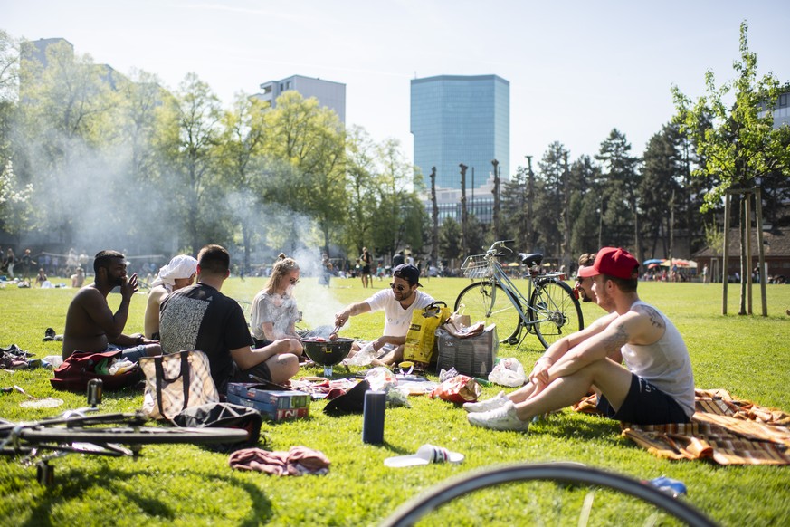 Menschen grillieren und geniessen das sommerliche Wetter auf der Josefswiese in Zuerich, aufgenommen am Samstag, 21. April 2018. (KEYSTONE/Ennio Leanza)