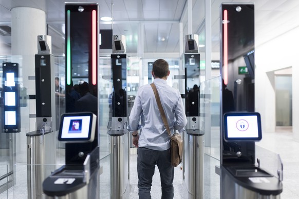 Die Digitalisierung schreitet ungebremst voran, etwa in Form einer automatisierten Passkontrolle am Flughafen Zürich.