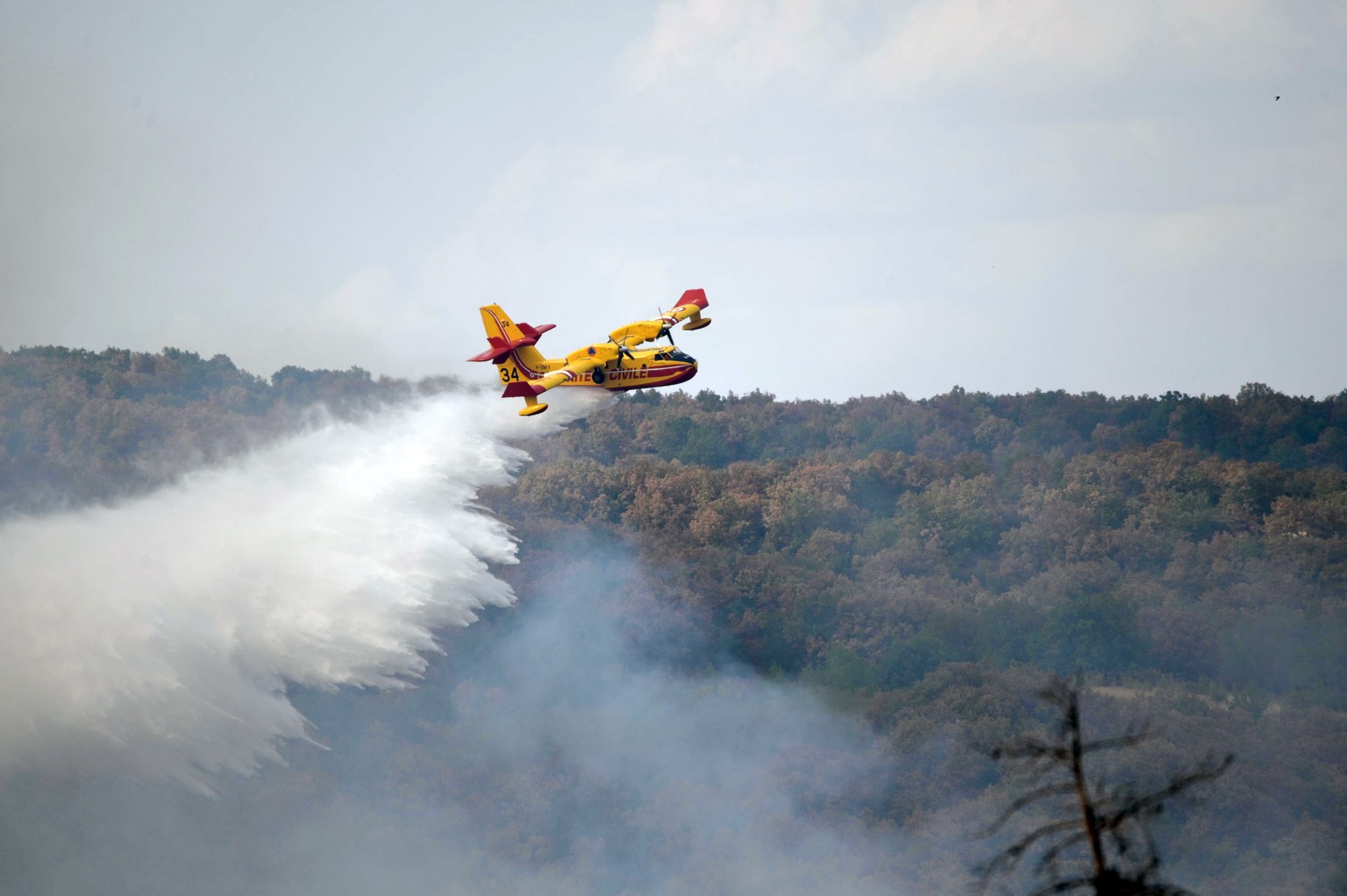 epa10834218 A firefighting airplane operates during efforts to put out wildfire in the area of Soufli, Evros region, northern Greece, 01 September 2023. The Fire Brigade continues to battle fires in t ...