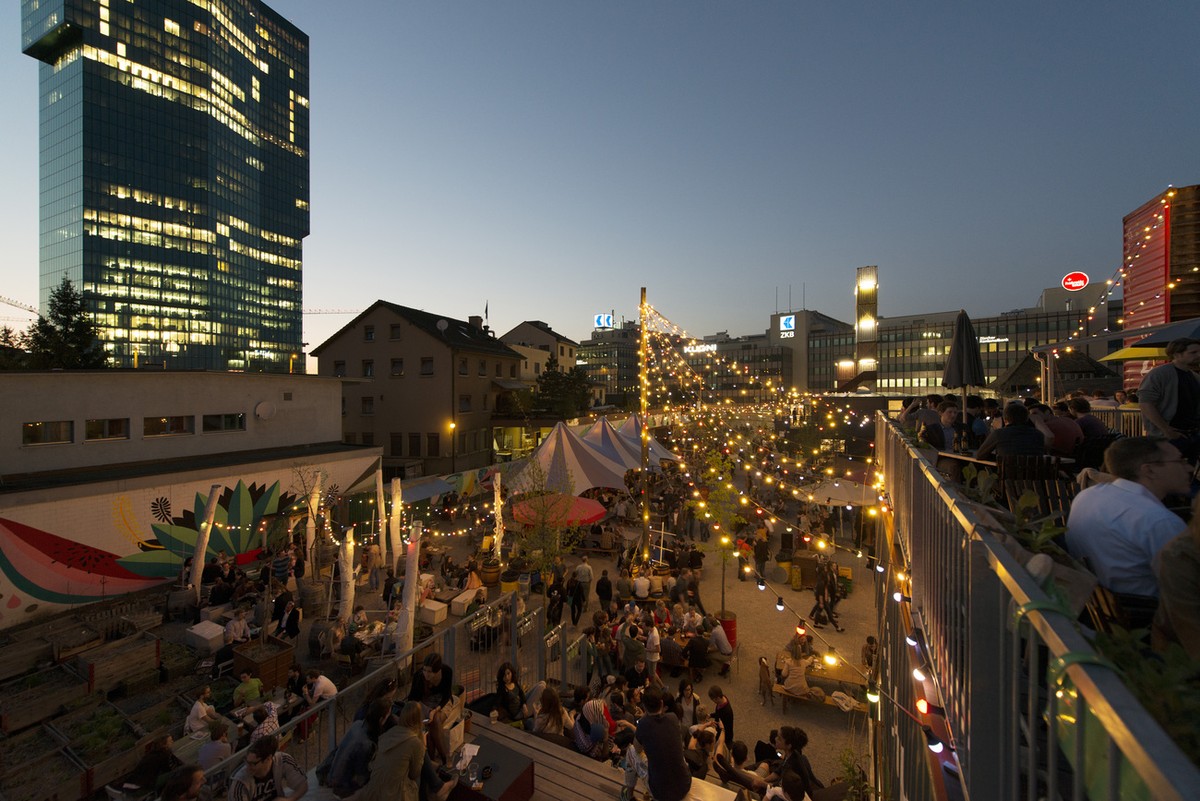 Frau Gerolds Garten in Zurich combines an open-air market garden, art and design market and a restaurant right in the city, pictured on April 26, 2013. (KEYSTONE/Christian Beutler)

Frau Gerolds Garte ...