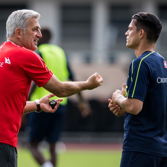 Swiss national team soccer head coach Vladimir Petkovic, left, and Swiss national team soccer player Granit Xhaka, right, during a training session in Lugano, Switzerland, Wednesday, June 6, 2018. (KE ...