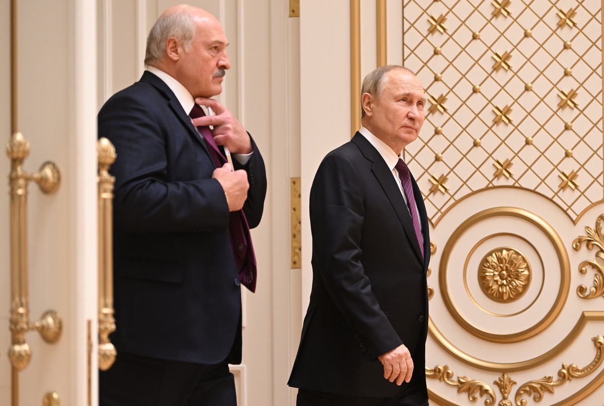 epa10374244 Russian President Vladimir Putin (R) and Belarusian President Alexander Lukashenko enter a hall for joint news conference following their talks at the Palace of Independence in Minsk, Bela ...